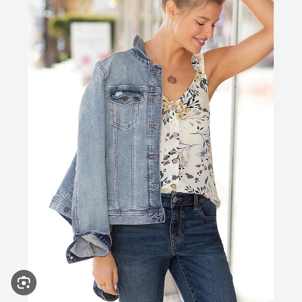 Maurices Medium Sandblast Wash Vintage Destructed Denim Jacket Medium Women’s - Picture 12 of 12